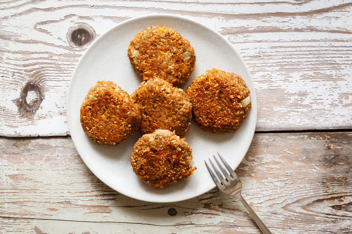 La ricetta degli hamburger di farro vegetariani e leggeri