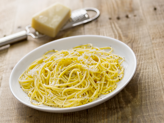 La cacio e pepe con fiori di zucca, la ricetta della variante del primo romano