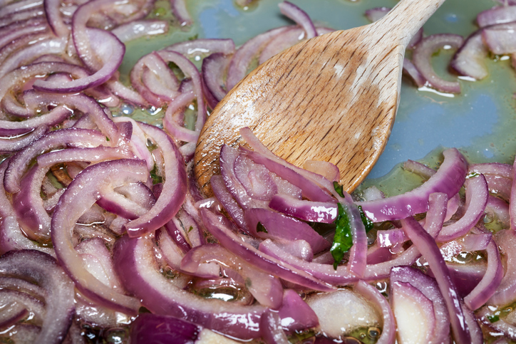 Le cipolle caramellate in agrodolce per accompagnare i secondi di carne