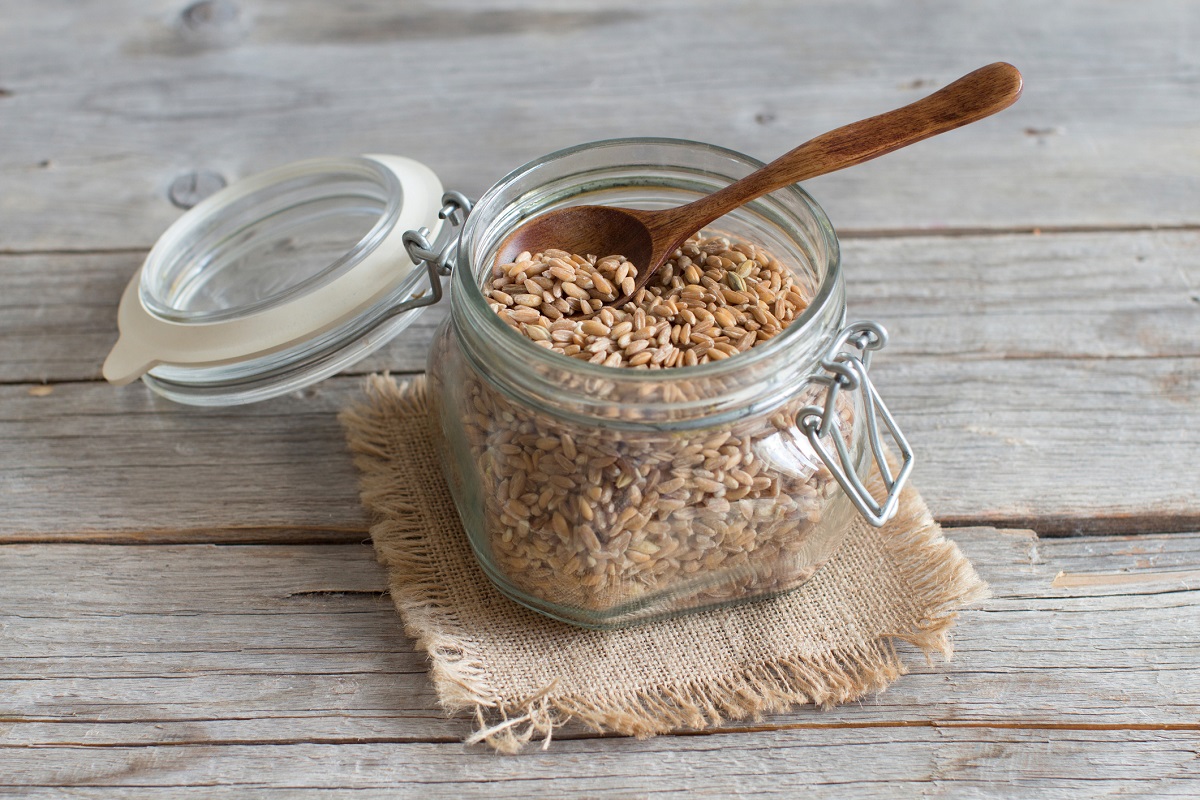 La ricetta del farro allo zafferano per un pranzo sano e leggero