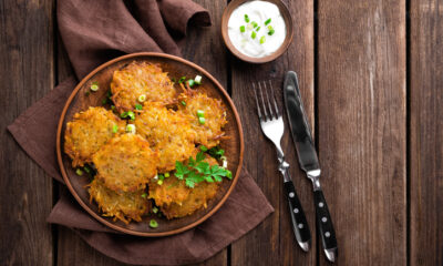 Le frittelle di patate e cipolle, la ricetta ideale per l'antipasto