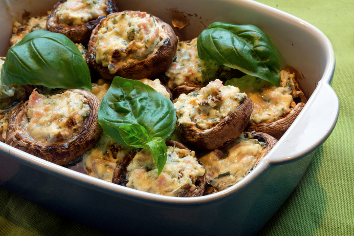 I funghi champignon ripieni di carne per un secondo sfizioso