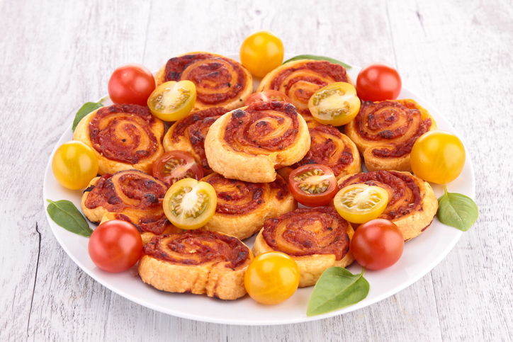 Le girelle di pasta sfoglia al pomodoro e mozzarella perfette per l&#8217;aperitivo