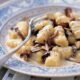 Gli gnocchi ai funghi e panna con la ricetta autunnale