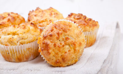 I muffin wurstel e scamorza per uno snack salato