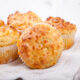I muffin wurstel e scamorza per uno snack salato