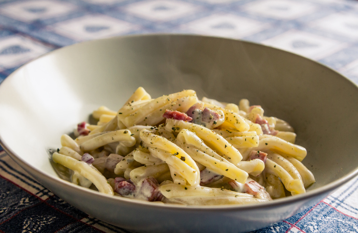 La pasta al gorgonzola e pancetta, la ricetta per un primo rustico