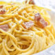 La pasta con uova e pancetta affumicata, la ricetta subito pronta