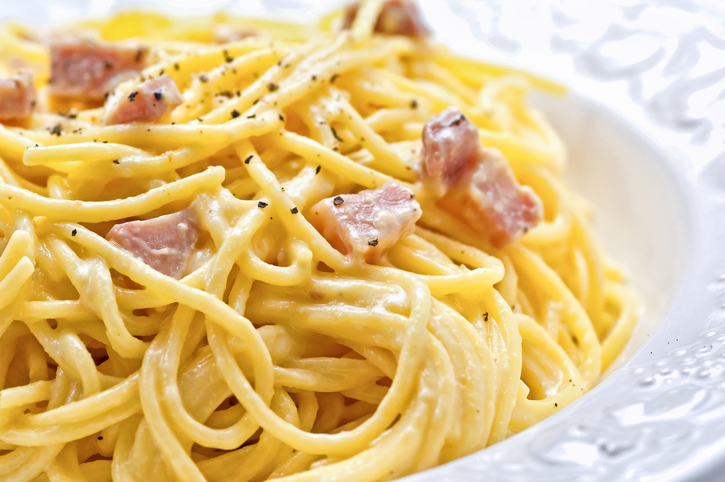 La pasta con uova e pancetta affumicata, la ricetta subito pronta