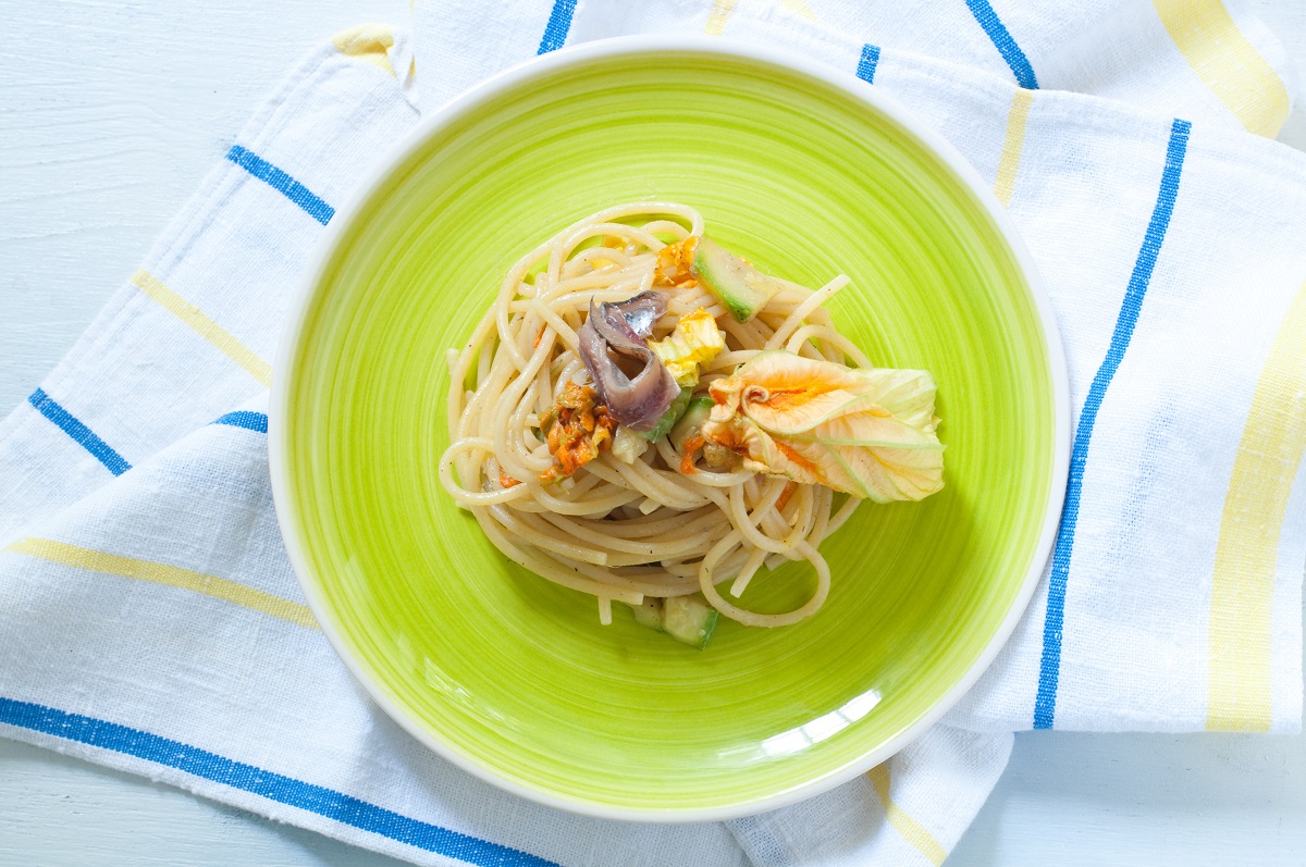 La pasta con fiori di zucca e alici: la ricetta  per pranzi veloci