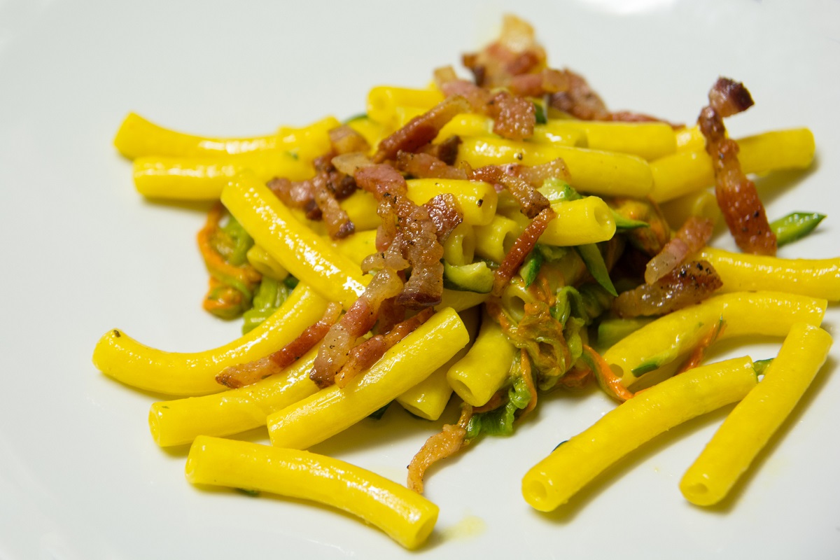 La pasta con fiori di zucca e pancetta con la ricetta gustosa