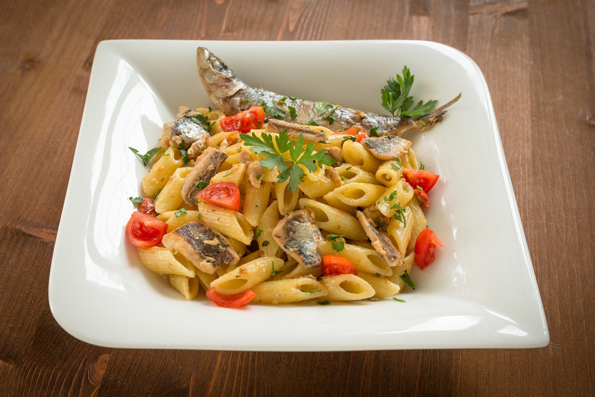 Come fare la pasta con sarde e pomodorini, la ricetta facile