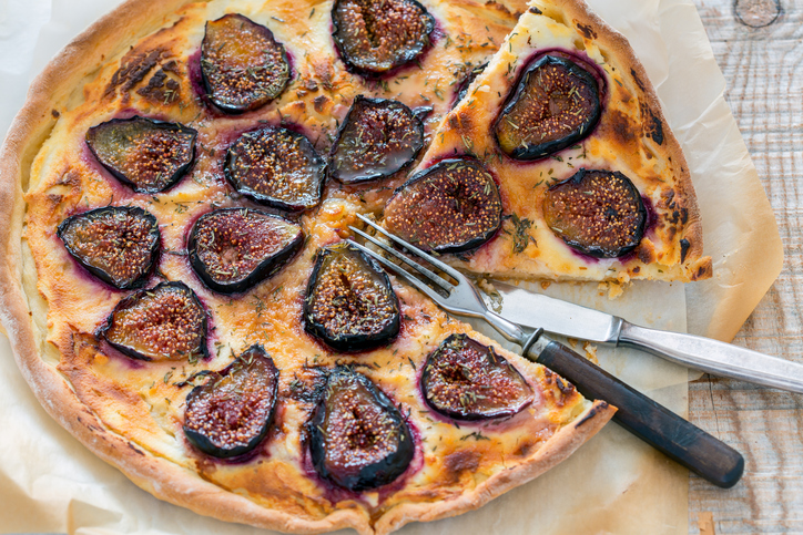 Come preparare la pizza ai fichi e gorgonzola: la ricetta da seguire