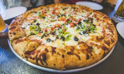 pizza con cipolla e mozzarella