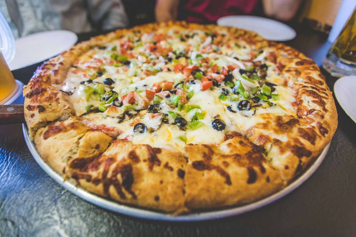 La pizza con cipolla e mozzarella, ecco la ricetta facile