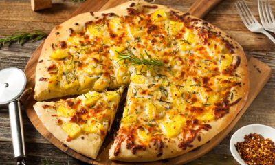 La pizza con patate e cipolle con la ricetta rustica
