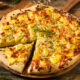 La pizza con patate e cipolle con la ricetta rustica