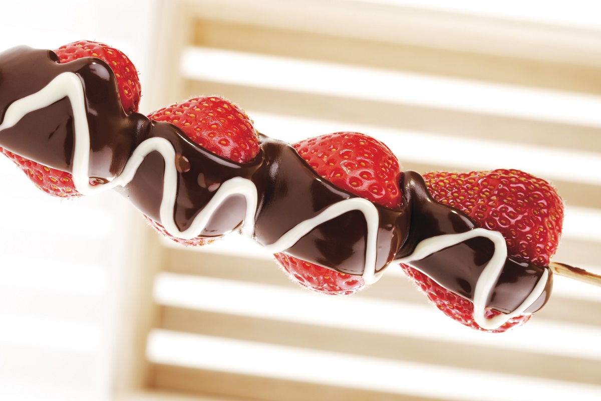 Gli spiedini di frutta ricoperti al cioccolato: ecco la ricetta