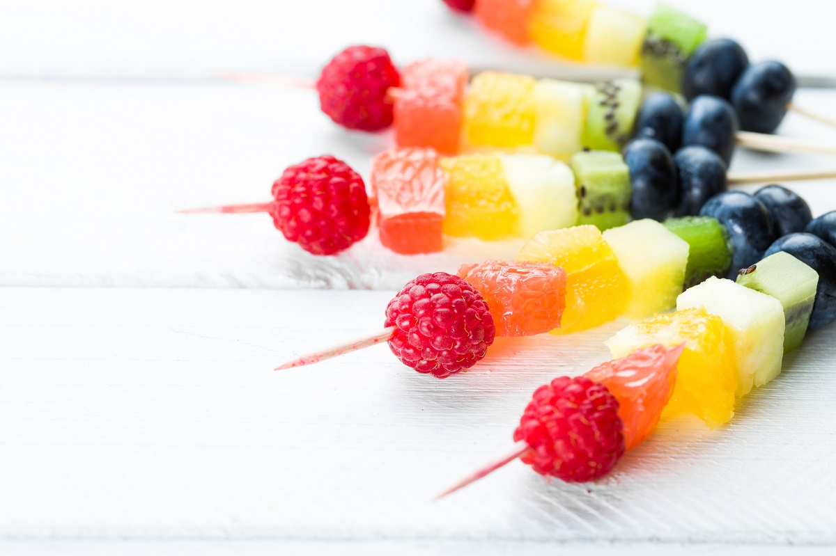 Gli spiedini di frutta, la ricetta per cene allegre e colorate