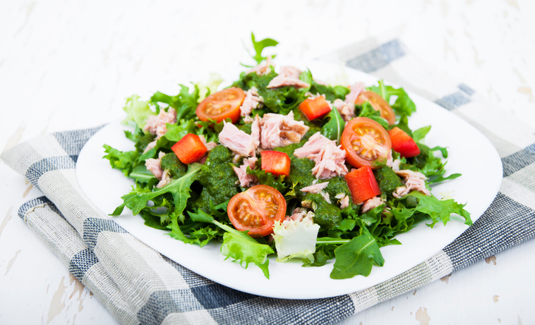 L’insalata con rucola e tonno per un contorno leggero