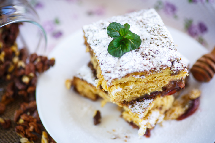 La torta con uva passa e noci con la ricetta golosa