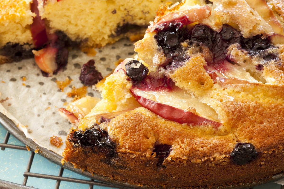 La ricetta della torta di more e mele per la colazione