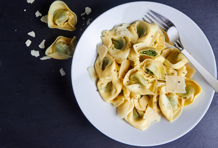 I tortellini allo zafferano e salsiccia per un primo gustoso