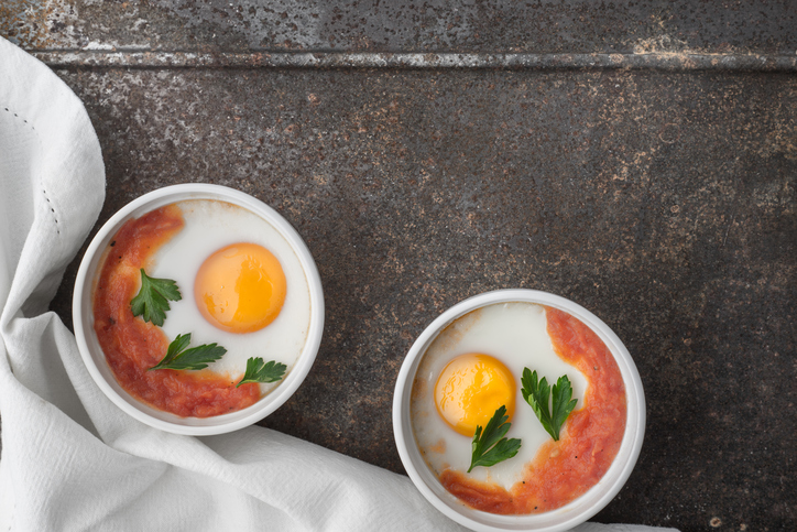 Le uova al tegamino con sugo di pomodoro, la ricetta facile da preparare