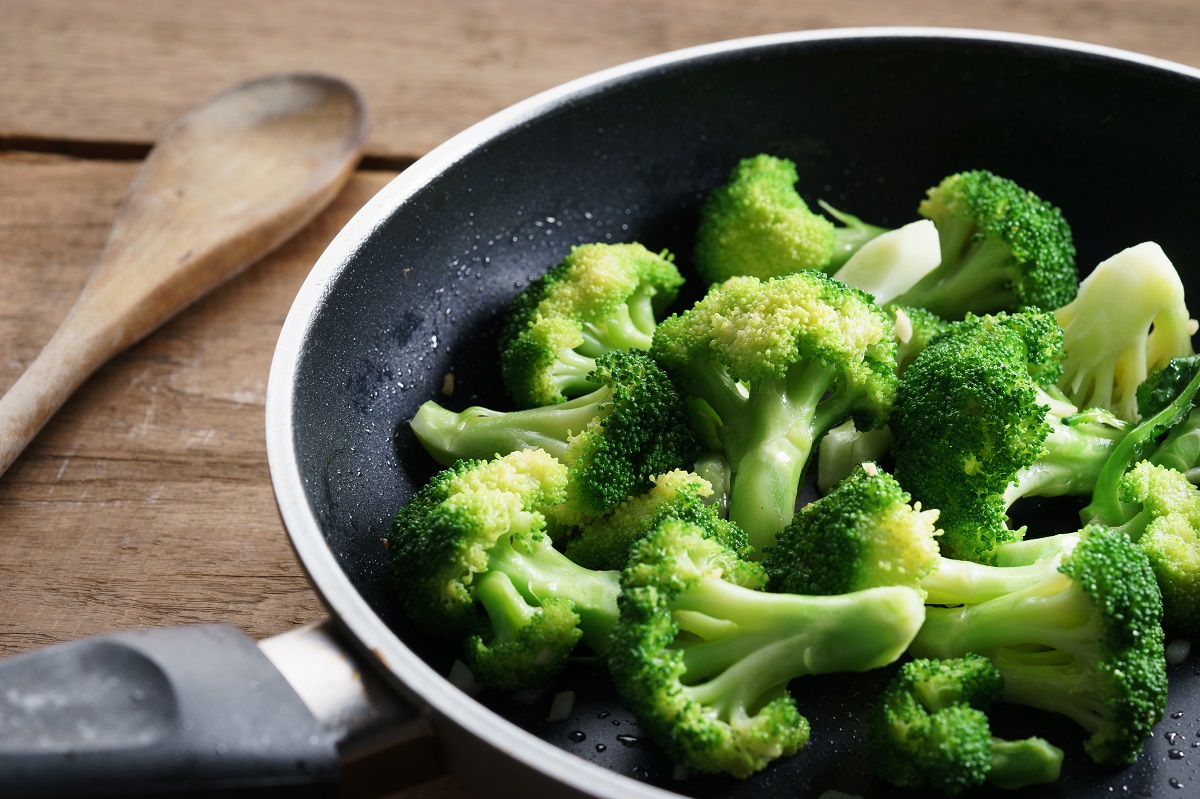 I broccoli in padella senza olio con la ricetta facile