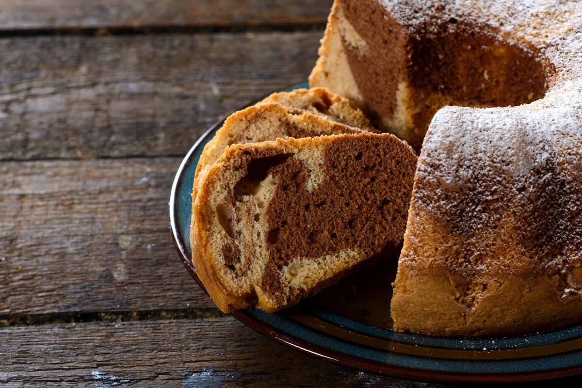 La ciambella bicolore con la ricetta facile e veloce