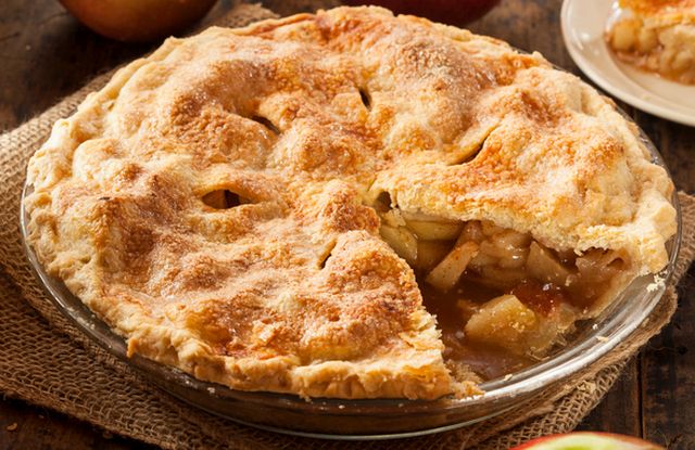 La crostata di mele e amaretti per il dessert di fine pasto