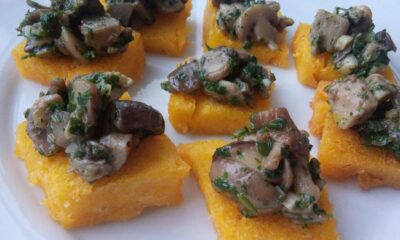 I crostini di polenta con funghi e gorgonzola adatti all'aperitivo