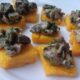 I crostini di polenta con funghi e gorgonzola adatti all'aperitivo