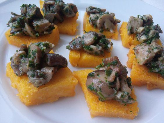 I crostini di polenta con funghi e gorgonzola adatti all’aperitivo