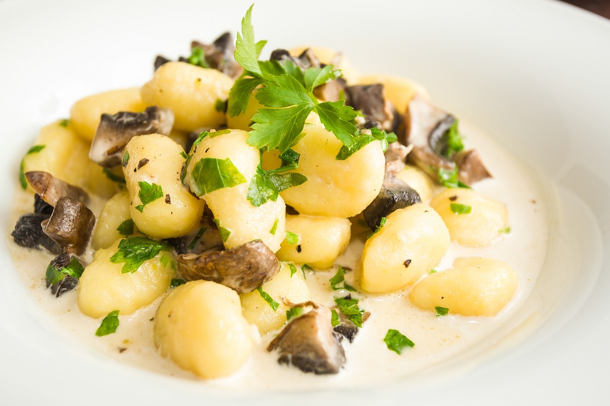 Gli gnocchi saltati con prosciutto e funghi con la ricetta veloce