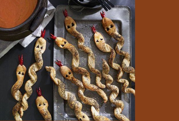 Stuzzichini di Halloween per bambini: i serpenti di pasta sfoglia