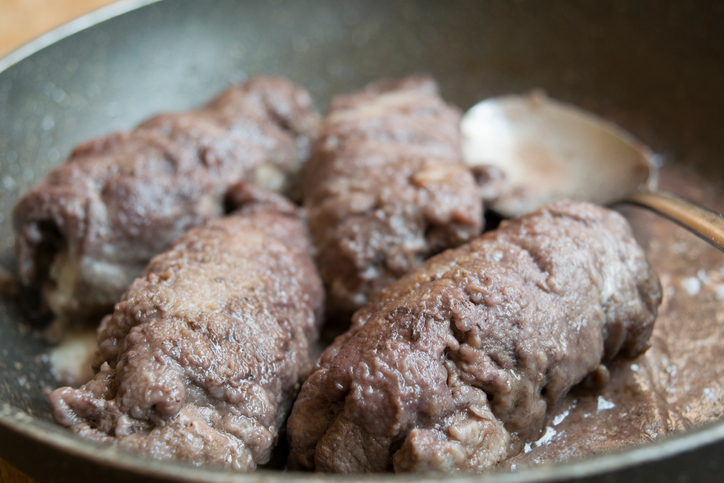 Gli involtini di carne con funghi per una cena ghiotta