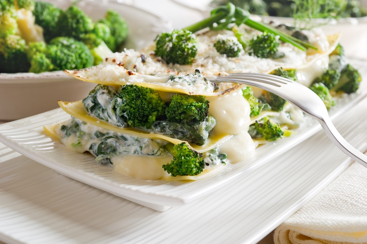 La ricetta delle lasagne con broccoli e salsiccia per il pranzo della domenica