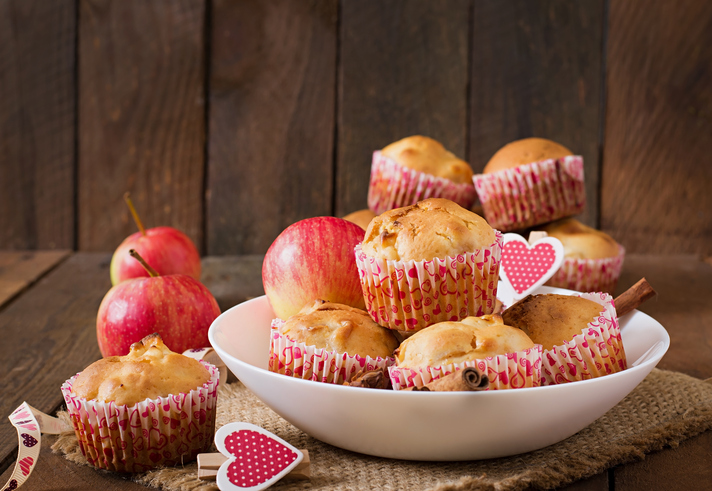 I muffin alle mele e yogurt perfetti per una colazione nutriente