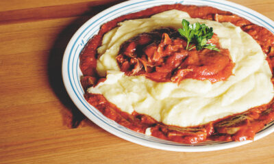 La polenta al sugo di pomodoro per un pranzo appagante