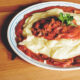La polenta al sugo di pomodoro per un pranzo appagante