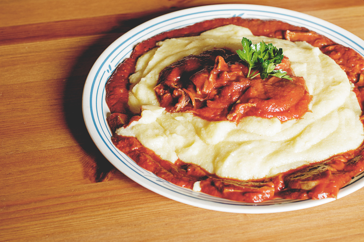 La polenta al sugo di pomodoro per un pranzo appagante