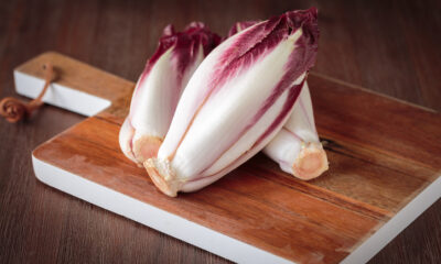 La vellutata di radicchio e patate per una cena leggera