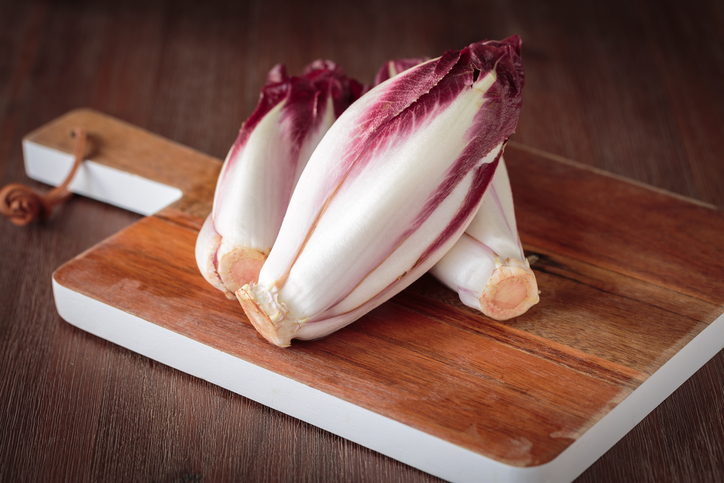 La vellutata di radicchio e patate per una cena leggera