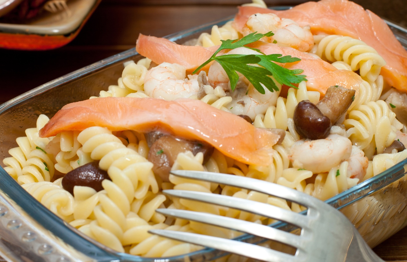 Le penne con salmone e funghi per un primo piatto goloso