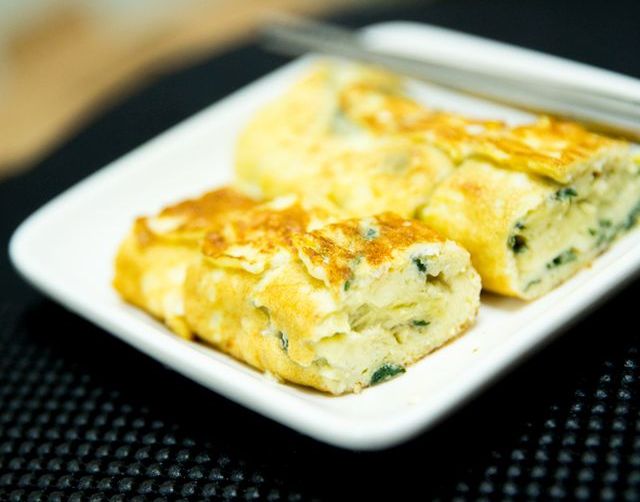 Come preparare il rotolo di frittata farcito con verdure