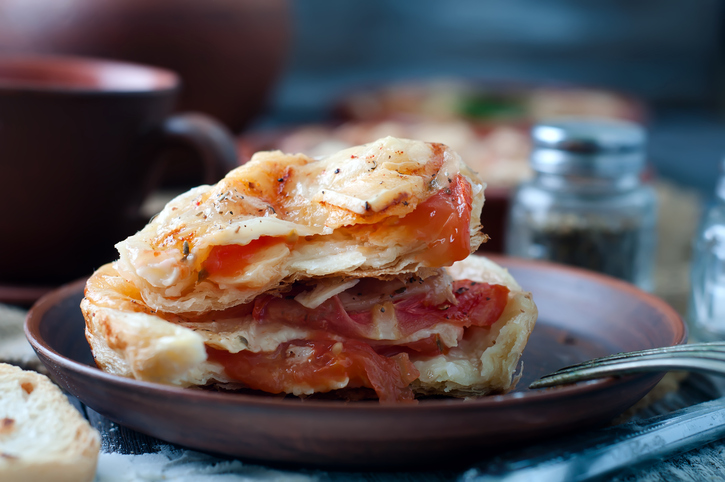 La sfoglia ripiena di pomodoro e mozzarella perfetta per la cena