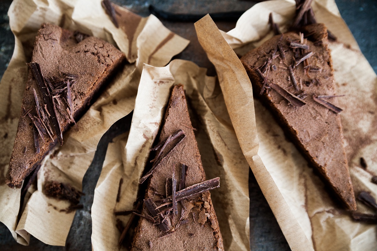 Come fare la torta al cioccolato morbida per la colazione