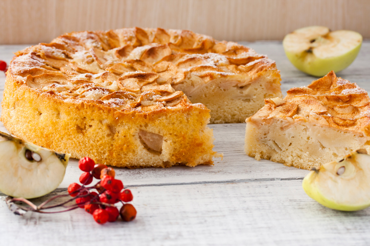 La torta di mele e ricotta senza uova per la colazione