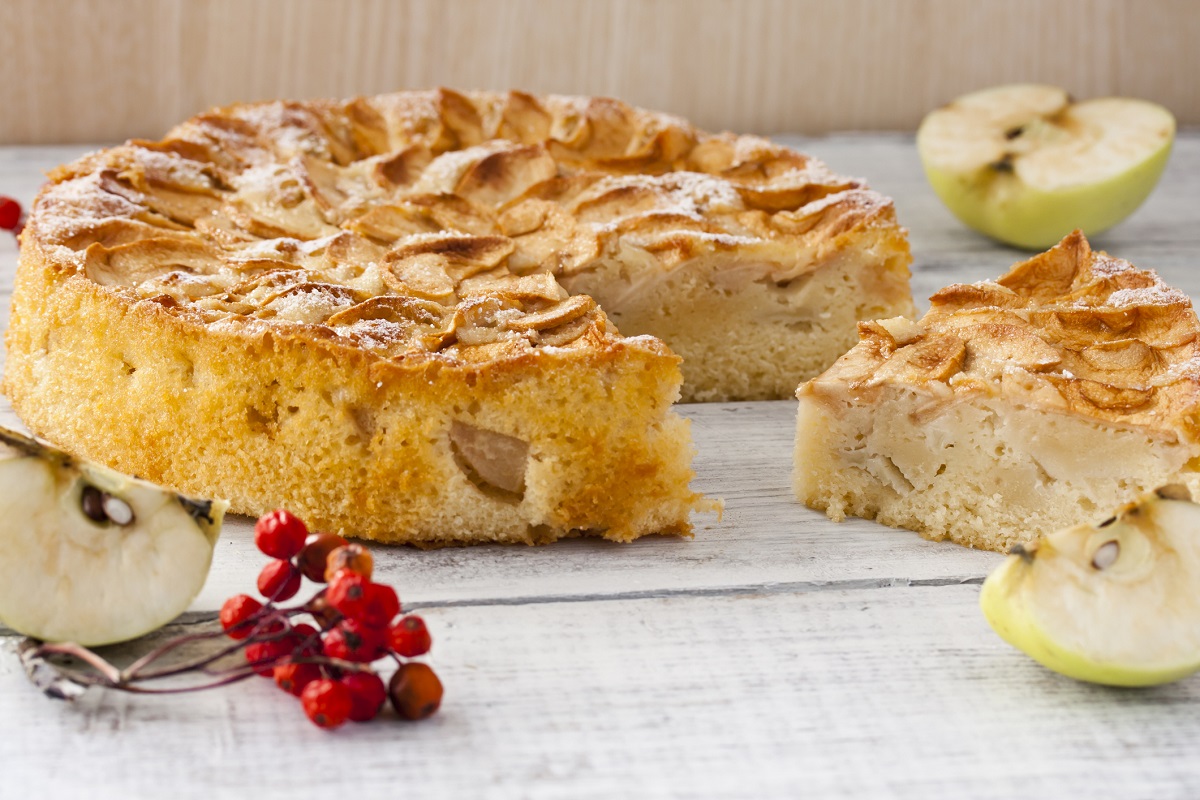 Quattro quarti alle mele, la ricetta della torta semplice per la colazione